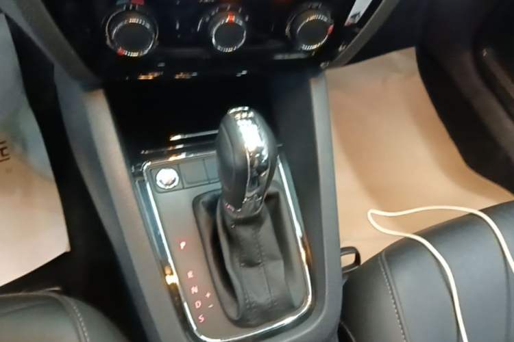 Used Volkswagen Sagitar 2017 230TSI Automatic Comfort Version Gear Lever