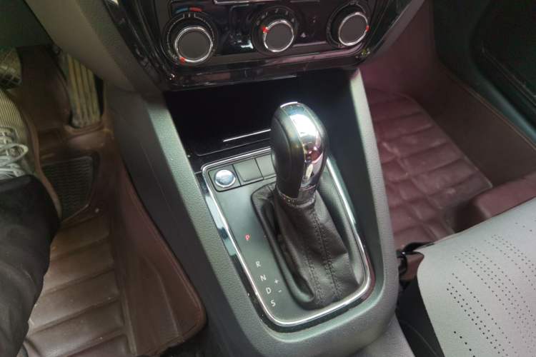 Used Volkswagen Sagitar 2017 1.6L Automatic Comfort Model Gear Lever