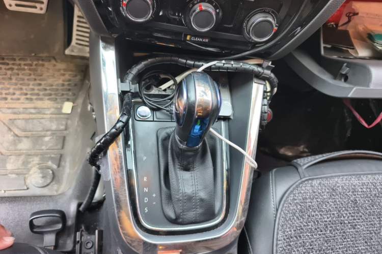 Used Volkswagen Sagitar 2017 230TSI Automatic Comfort Version Gear Lever