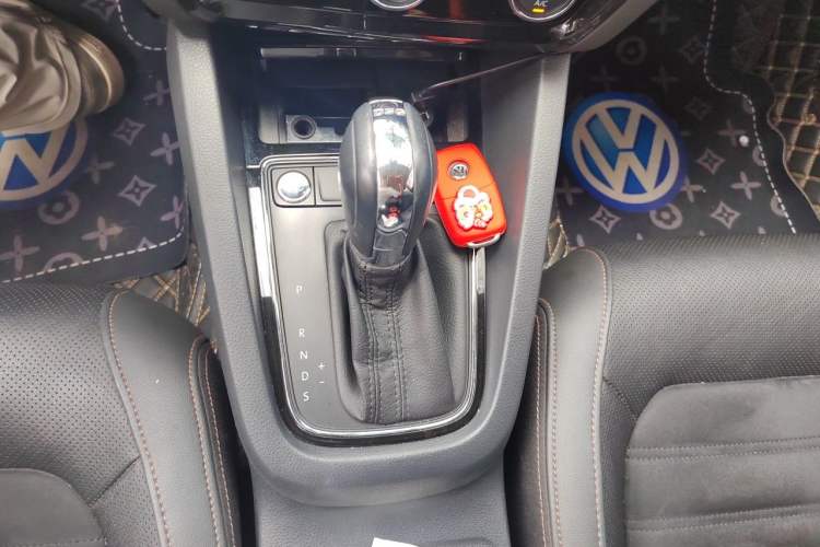 Used Volkswagen Sagitar 2017 230TSI Automatic Luxury Edition Gear Lever