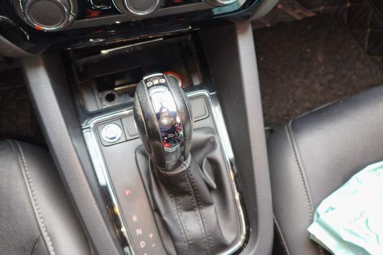 Used Volkswagen Sagitar 2017 230TSI Automatic Comfort Version Gear Lever
