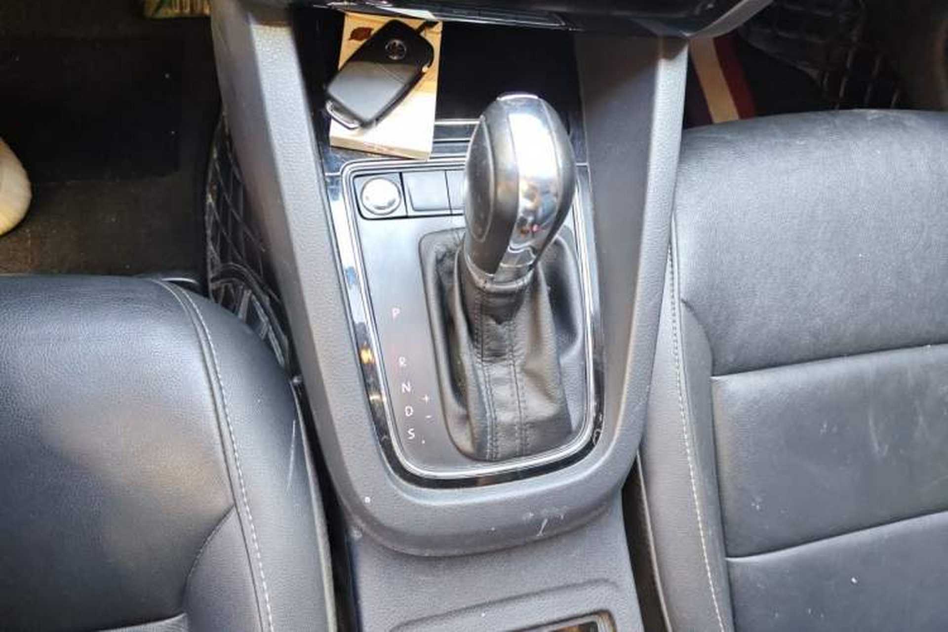 Used Volkswagen Sagitar 2017 1.6L Automatic Comfort Model Gear Lever