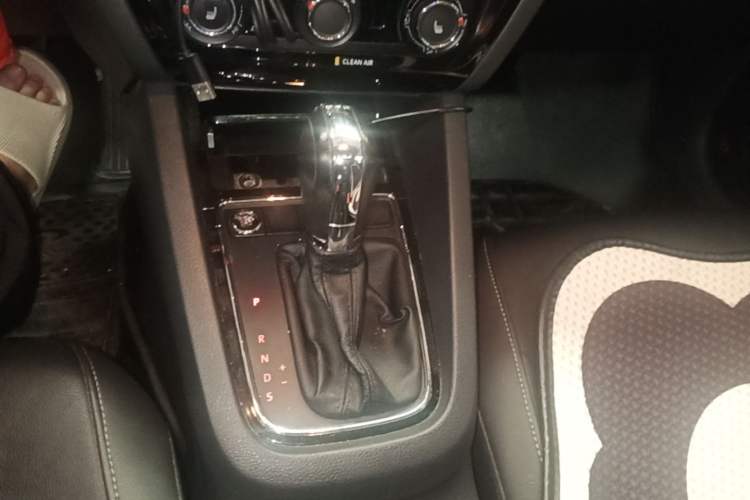 Used Volkswagen Sagitar 2017 180TSI Automatic Luxury Edition Gear Lever