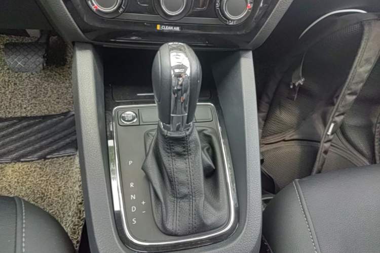 Used Volkswagen Sagitar 2017 230TSI Automatic Comfort Version Gear Lever