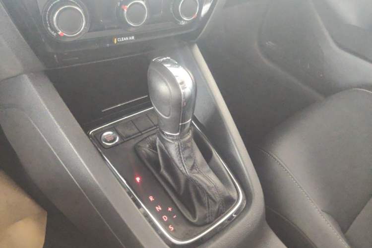 Used Volkswagen Sagitar 2017 230TSI Automatic Comfort Version Gear Lever