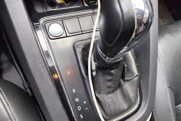 Used Volkswagen Sagitar 2017 230TSI Automatic Comfort Version Gear Lever