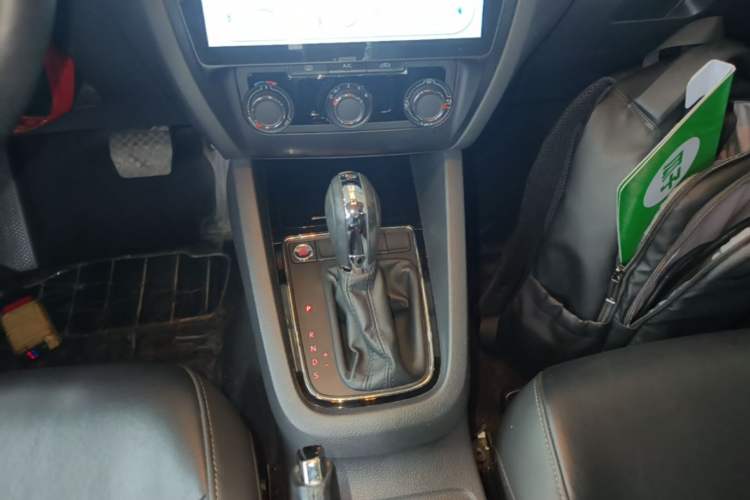 Used Volkswagen Sagitar 2017 1.6L Automatic Comfort Model Gear Lever