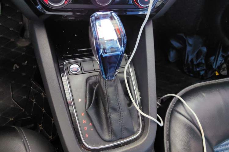 Used Volkswagen Sagitar 2017 180TSI Automatic Luxury Edition Gear Lever