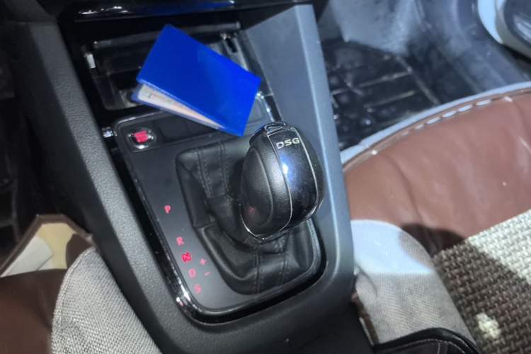 Used Volkswagen Sagitar 2017 230TSI Automatic Comfort Version Gear Lever