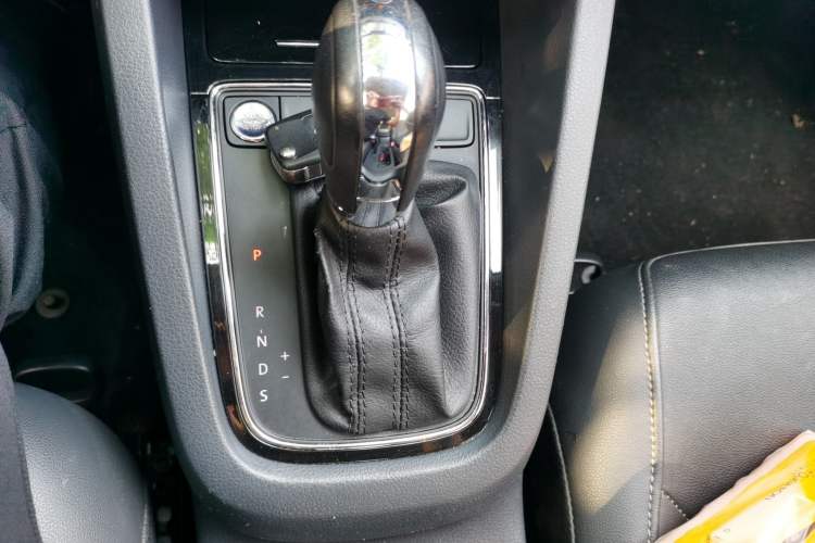 Used Volkswagen Sagitar 2017 1.6L Automatic Comfort Model Gear Lever