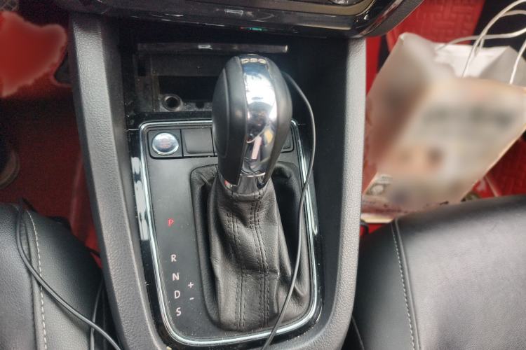 Used Volkswagen Sagitar 2017 230TSI Automatic Comfort Version Gear Lever