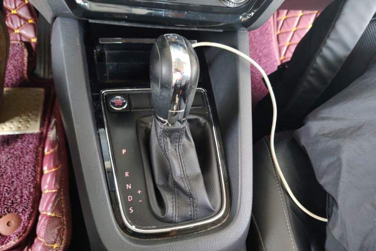 Used Volkswagen Sagitar 2017 1.6L Automatic Comfort Model Gear Lever
