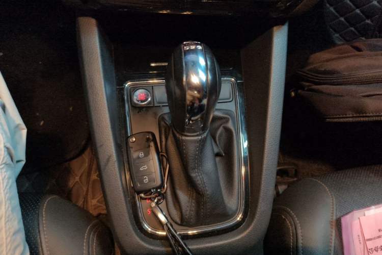 Used Volkswagen Sagitar 2017 230TSI Automatic Luxury Edition Gear Lever