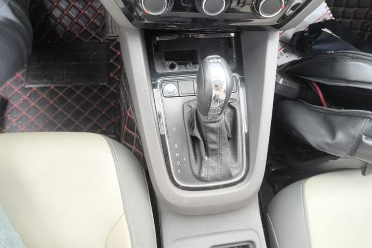 Used Volkswagen Sagitar 2017 230TSI Automatic Comfort Version Gear Lever