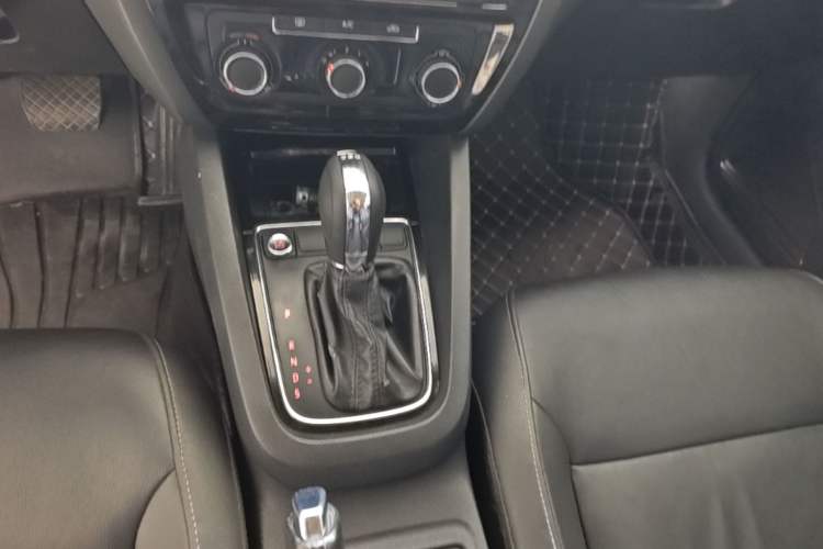 Used Volkswagen Sagitar 2017 230TSI Automatic Comfort Version Gear Lever