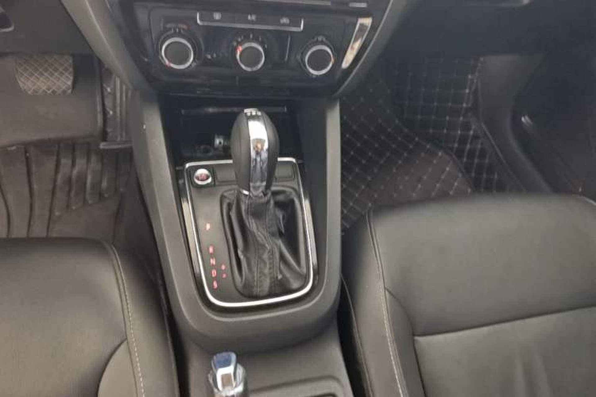 Used Volkswagen Sagitar 2017 230TSI Automatic Comfort Version Gear Lever