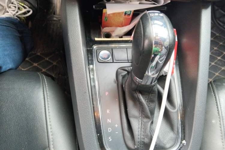 Used Volkswagen Sagitar 2017 230TSI Automatic Comfort Version Gear Lever