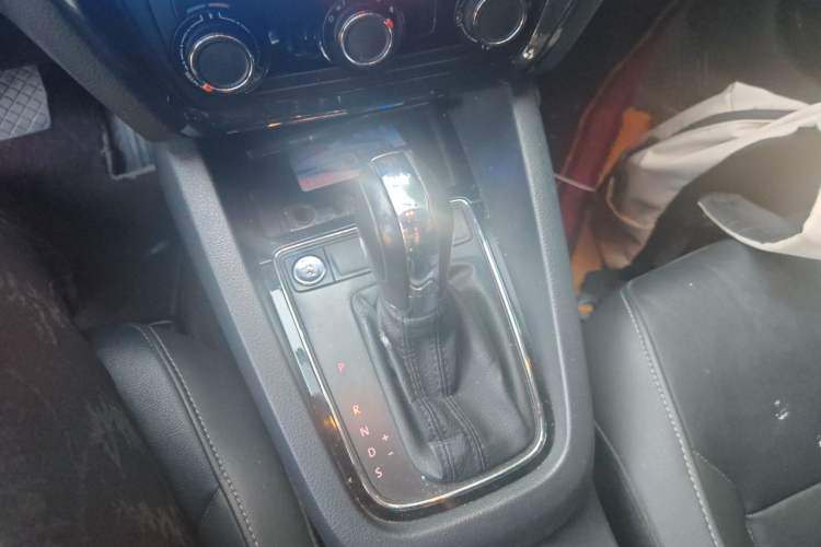 Used Volkswagen Sagitar 2017 1.6L Automatic Comfort Model Gear Lever