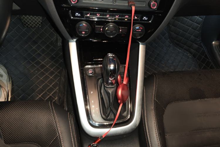 Used Volkswagen Sagitar 2017 230TSI Automatic Luxury Edition Gear Lever