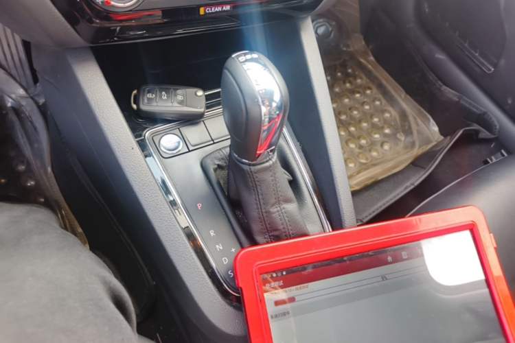 Used Volkswagen Sagitar 2017 230TSI Automatic Comfort Version Gear Lever