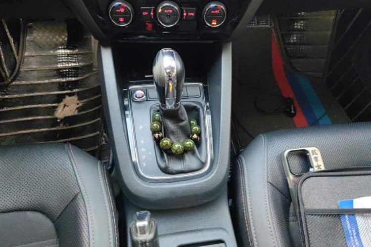 Used Volkswagen Sagitar 2017 230TSI Automatic Luxury Edition Gear Lever