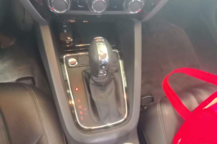Used Volkswagen Sagitar 2017 230TSI Automatic Comfort Version Gear Lever