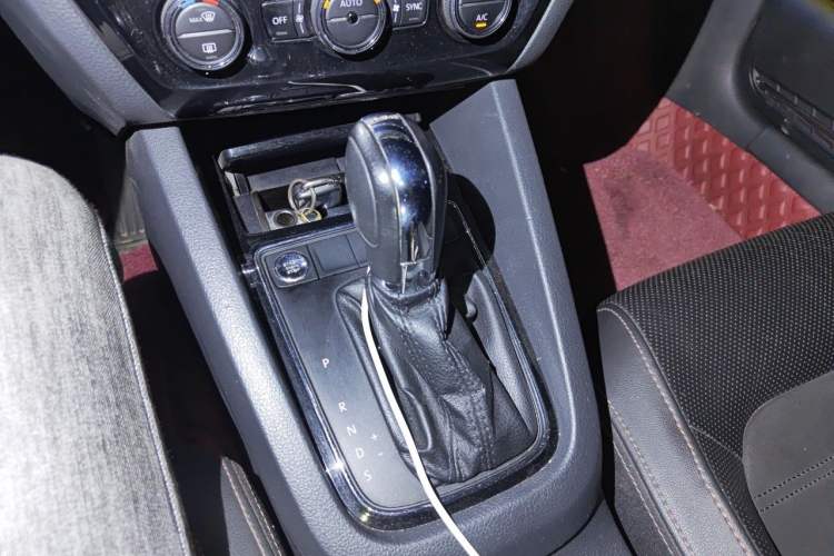Used Volkswagen Sagitar 2017 230TSI Automatic Luxury Edition Gear Lever