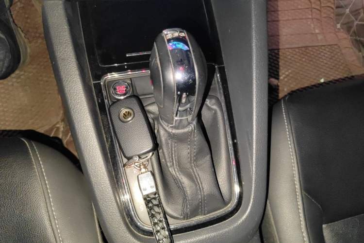 Used Volkswagen Sagitar 2017 230TSI Automatic Comfort Version Gear Lever