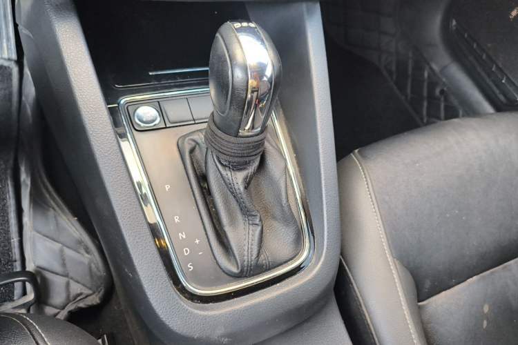 Used Volkswagen Sagitar 2017 230TSI Automatic Comfort Version Gear Lever