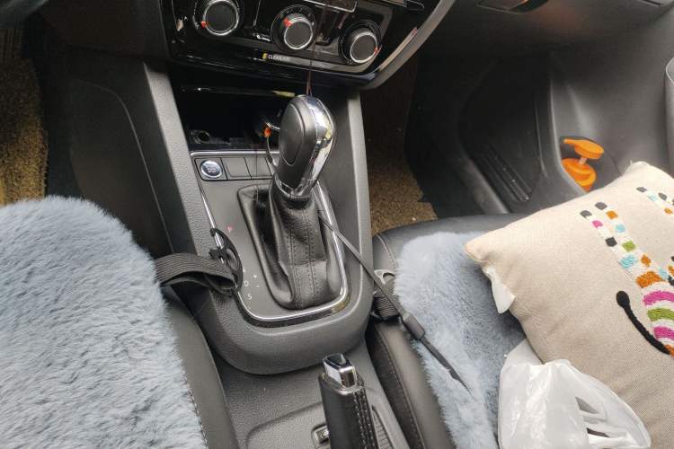 Used Volkswagen Sagitar 2017 1.6L Automatic Comfort Model Gear Lever