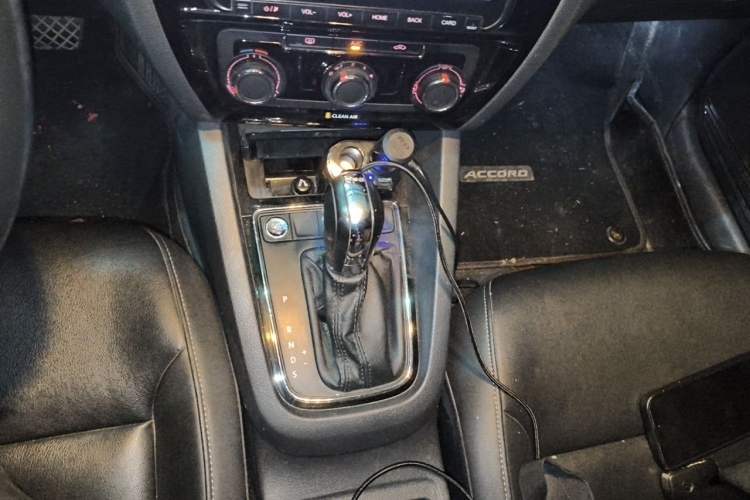 Used Volkswagen Sagitar 2017 230TSI Automatic Comfort Version Gear Lever