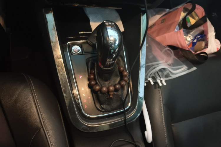 Used Volkswagen Sagitar 2017 230TSI Automatic Comfort Version Gear Lever