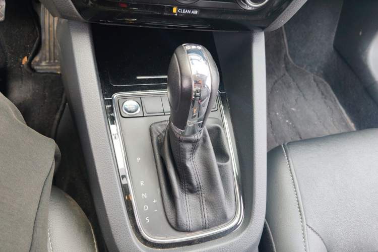 Used Volkswagen Sagitar 2017 180TSI Automatic Luxury Edition Gear Lever