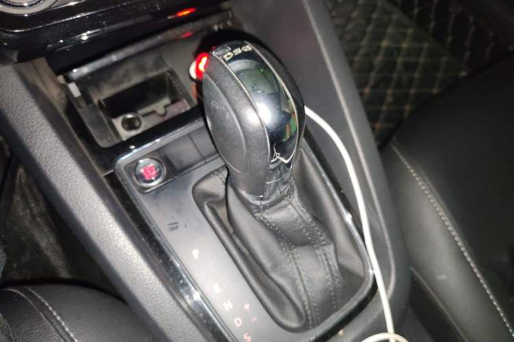 Used Volkswagen Sagitar 2017 230TSI Automatic Comfort Version Gear Lever