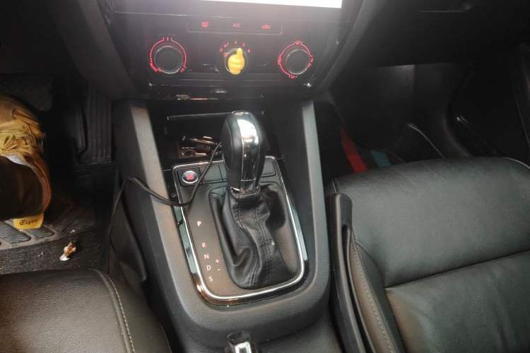 Used Volkswagen Sagitar 2017 230TSI Automatic Comfort Version Gear Lever