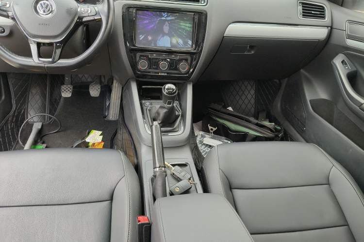Used Volkswagen Sagitar 2017 1.6L Manual Comfort Model Gear Lever
