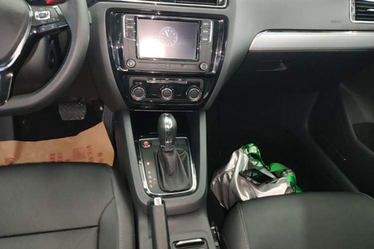 Used Volkswagen Sagitar 2017 1.6L Automatic Comfort Model Gear Lever