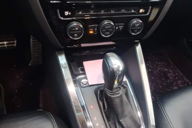 Used Volkswagen Sagitar 2017 1.6L Automatic Comfort Model Gear Lever
