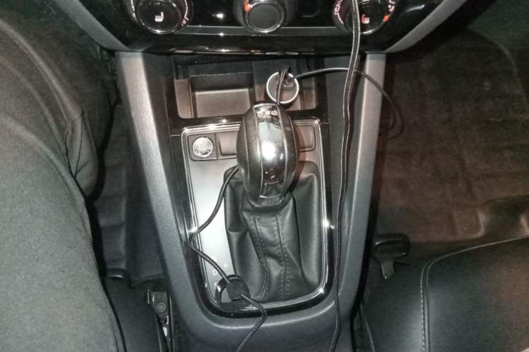 Used Volkswagen Sagitar 2017 180TSI Automatic Luxury Edition Gear Lever