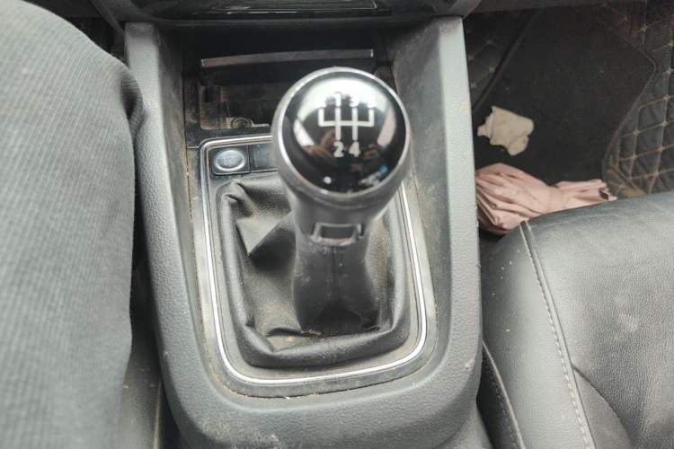 Used Volkswagen Sagitar 2017 1.6L Manual Comfort Model Gear Lever