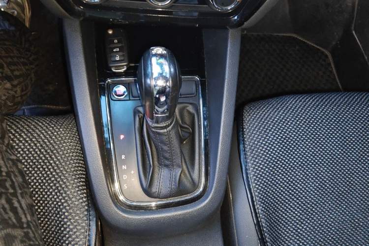 Used Volkswagen Sagitar 2017 230TSI Automatic Comfort Version Gear Lever