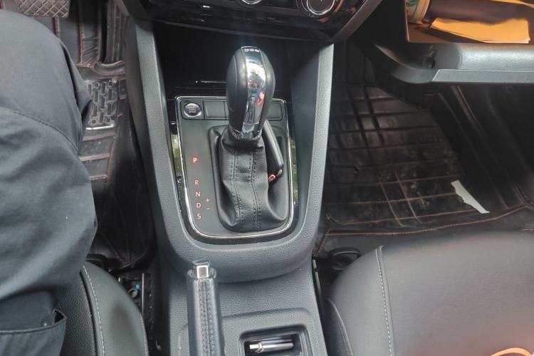 Used Volkswagen Sagitar 2017 230TSI Automatic Comfort Version Gear Lever