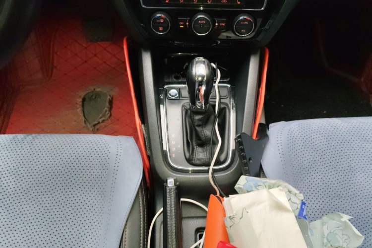 Used Volkswagen Sagitar 2017 230TSI Automatic Luxury Edition Gear Lever