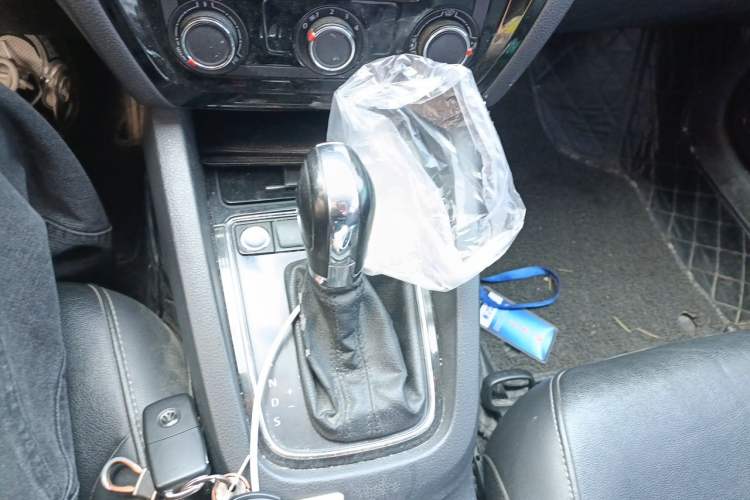 Used Volkswagen Sagitar 2017 1.6L Automatic Comfort Model Gear Lever