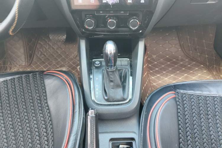 Used Volkswagen Sagitar 2017 1.6L Automatic Comfort Model Gear Lever