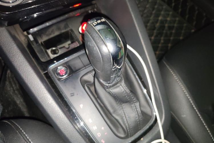 Used Volkswagen Sagitar 2017 230TSI Automatic Comfort Version Gear Lever