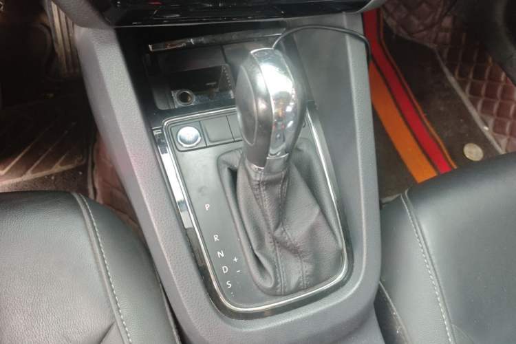 Used Volkswagen Sagitar 2017 1.6L Automatic Comfort Model Gear Lever