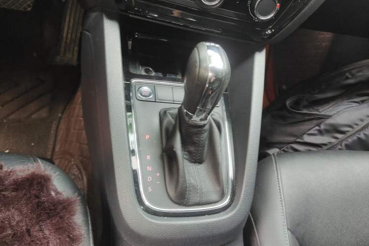 Used Volkswagen Sagitar 2017 230TSI Automatic Comfort Version Gear Lever