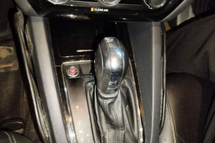 Used Volkswagen Sagitar 2017 1.6L Automatic Comfort Model Gear Lever