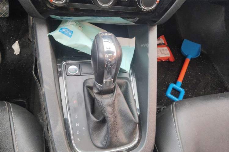 Used Volkswagen Sagitar 2017 230TSI Automatic Comfort Version Gear Lever